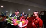 Cầu thủ U20 Việt Nam tươi rói trở về trong vòng tay người hâm mộ