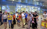 Cầu thủ U20 Việt Nam tươi rói trở về trong vòng tay người hâm mộ