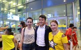 Cầu thủ U20 Việt Nam tươi rói trở về trong vòng tay người hâm mộ