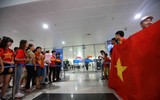 Cầu thủ U20 Việt Nam tươi rói trở về trong vòng tay người hâm mộ