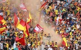 Chùm ảnh: Nam Định lên V-League, sân Thiên Trường mở hội bằng pháo sáng