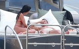[Ảnh] Ronaldo và bồ xinh phơi mình hưởng gió biển trên du thuyền siêu sang