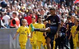 [Ảnh] Neymar ra mắt fans như ông hoàng, hoành tráng nhất lịch sử bóng đá Pháp