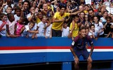 [Ảnh] Neymar ra mắt fans như ông hoàng, hoành tráng nhất lịch sử bóng đá Pháp