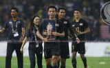 Nữ trưởng đoàn xinh đẹp khóc nức nở khi cùng U22 Thái Lan vô địch