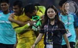 Nữ trưởng đoàn xinh đẹp khóc nức nở khi cùng U22 Thái Lan vô địch