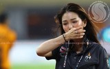 Nữ trưởng đoàn xinh đẹp khóc nức nở khi cùng U22 Thái Lan vô địch