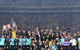Nữ trưởng đoàn xinh đẹp khóc nức nở khi cùng U22 Thái Lan vô địch