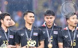 Nữ trưởng đoàn xinh đẹp khóc nức nở khi cùng U22 Thái Lan vô địch