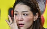 Nữ trưởng đoàn xinh đẹp khóc nức nở khi cùng U22 Thái Lan vô địch