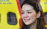 Nữ trưởng đoàn xinh đẹp khóc nức nở khi cùng U22 Thái Lan vô địch