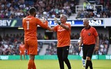 [Ảnh] Hài hước HLV Mourinho xỏ găng làm thủ môn và... ghi bàn