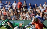 [Ảnh] Hài hước HLV Mourinho xỏ găng làm thủ môn và... ghi bàn