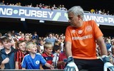 [Ảnh] Hài hước HLV Mourinho xỏ găng làm thủ môn và... ghi bàn