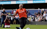 [Ảnh] Hài hước HLV Mourinho xỏ găng làm thủ môn và... ghi bàn