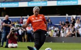 [Ảnh] Hài hước HLV Mourinho xỏ găng làm thủ môn và... ghi bàn