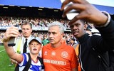 [Ảnh] Hài hước HLV Mourinho xỏ găng làm thủ môn và... ghi bàn