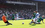 [Ảnh] Hài hước HLV Mourinho xỏ găng làm thủ môn và... ghi bàn