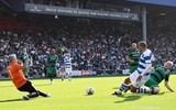 [Ảnh] Hài hước HLV Mourinho xỏ găng làm thủ môn và... ghi bàn
