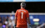 [Ảnh] Hài hước HLV Mourinho xỏ găng làm thủ môn và... ghi bàn