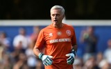 [Ảnh] Hài hước HLV Mourinho xỏ găng làm thủ môn và... ghi bàn