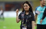 [Ảnh] Nữ trưởng đoàn Wongopasi đẹp dịu dàng trong ngày chia tay bóng đá Thái Lan