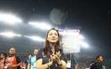 [Ảnh] Nữ trưởng đoàn Wongopasi đẹp dịu dàng trong ngày chia tay bóng đá Thái Lan