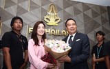 [Ảnh] Nữ trưởng đoàn Wongopasi đẹp dịu dàng trong ngày chia tay bóng đá Thái Lan