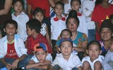 Trẻ vùng cao Sơn La ngơ ngác và thích thú lần đầu xem múa lân, chơi đèn ông sao