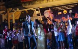 Trẻ vùng cao Sơn La ngơ ngác và thích thú lần đầu xem múa lân, chơi đèn ông sao