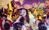 Trẻ vùng cao Sơn La ngơ ngác và thích thú lần đầu xem múa lân, chơi đèn ông sao