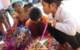 Trẻ vùng cao Sơn La ngơ ngác và thích thú lần đầu xem múa lân, chơi đèn ông sao