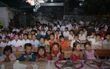 Trẻ vùng cao Sơn La ngơ ngác và thích thú lần đầu xem múa lân, chơi đèn ông sao
