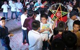Trẻ vùng cao Sơn La ngơ ngác và thích thú lần đầu xem múa lân, chơi đèn ông sao