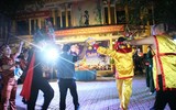 Trẻ vùng cao Sơn La ngơ ngác và thích thú lần đầu xem múa lân, chơi đèn ông sao