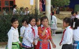 Trẻ vùng cao Sơn La ngơ ngác và thích thú lần đầu xem múa lân, chơi đèn ông sao