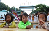 Trẻ vùng cao Sơn La ngơ ngác và thích thú lần đầu xem múa lân, chơi đèn ông sao