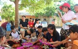 [ẢNH] Rọi đèn ô tô thắp sáng sân khấu phá cỗ Trung thu trên rẻo cao Tây Bắc