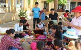[ẢNH] Rọi đèn ô tô thắp sáng sân khấu phá cỗ Trung thu trên rẻo cao Tây Bắc