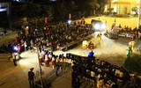 [ẢNH] Rọi đèn ô tô thắp sáng sân khấu phá cỗ Trung thu trên rẻo cao Tây Bắc