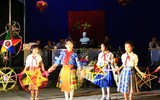 [ẢNH] Rọi đèn ô tô thắp sáng sân khấu phá cỗ Trung thu trên rẻo cao Tây Bắc
