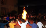[ẢNH] Rọi đèn ô tô thắp sáng sân khấu phá cỗ Trung thu trên rẻo cao Tây Bắc