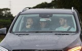 [ẢNH] Ibra, Lukaku và dàn sao M.U lạnh lùng đến sân tập, chờ đại chiến Liverpool
