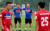 [ẢNH] Căng thẳng buổi tập đầu tiên của ĐT Việt Nam với HLV Park Hang-seo