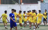 [ẢNH] Cầu thủ trường Đoàn Thị Điểm fair-play an ủi đối thủ sau trận thắng giòn giã