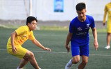 [ẢNH] Cầu thủ trường Đoàn Thị Điểm fair-play an ủi đối thủ sau trận thắng giòn giã