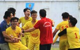 [ẢNH] Cầu thủ trường Đoàn Thị Điểm fair-play an ủi đối thủ sau trận thắng giòn giã