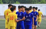 [ẢNH] Cầu thủ trường Đoàn Thị Điểm fair-play an ủi đối thủ sau trận thắng giòn giã