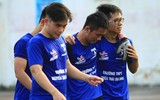 [ẢNH] Cầu thủ trường Đoàn Thị Điểm fair-play an ủi đối thủ sau trận thắng giòn giã