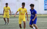 [ẢNH] Cầu thủ trường Đoàn Thị Điểm fair-play an ủi đối thủ sau trận thắng giòn giã